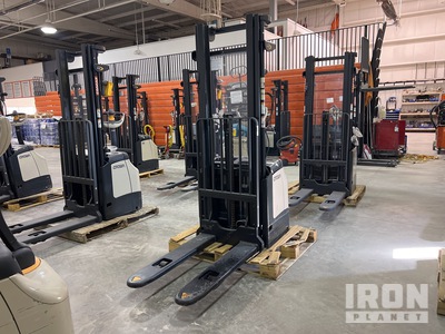 Crown ES 4000 3360 lb Electric Stacker