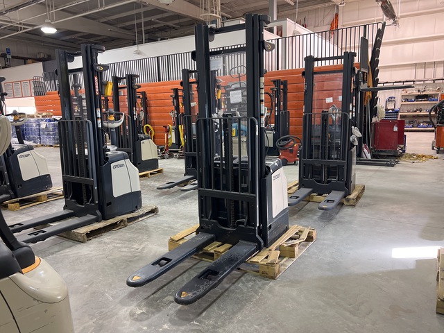 2021 Crown ES 4000 3360 lb Electric Stacker