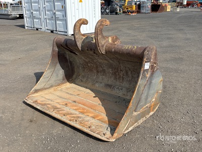 EDF 72 in Q/C Cleanup Excavator Bucket - Fits John Deere 200DLC