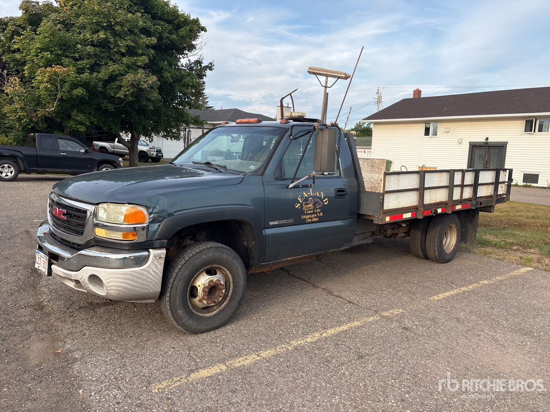 2007 GMC Sierra 3500 4x2 Flatbed Truck