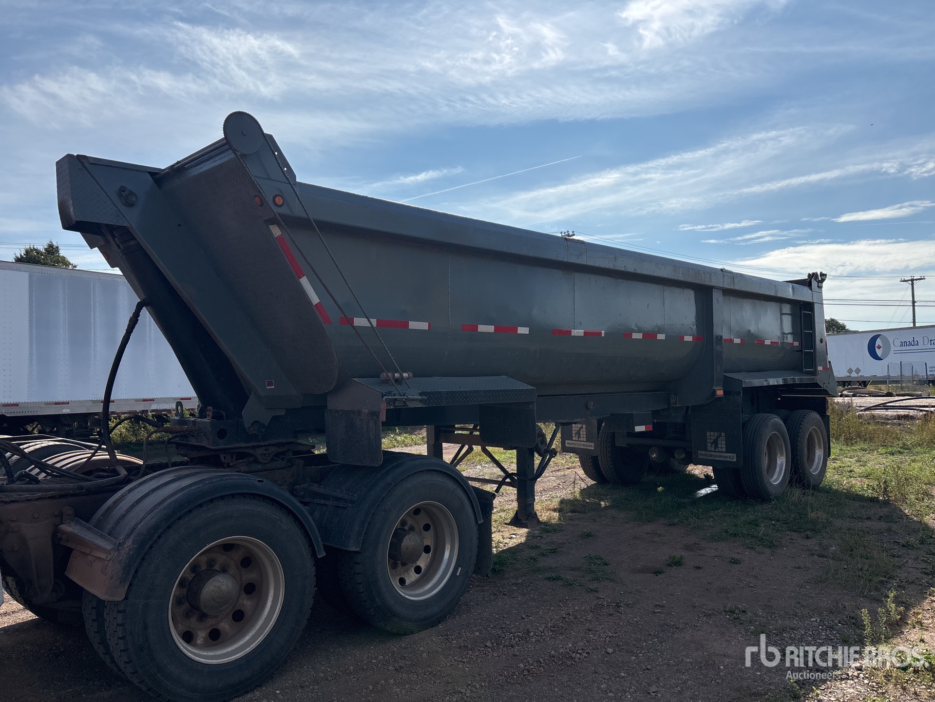 2010 Cross Country 26 ft T/A Tipping Trailer