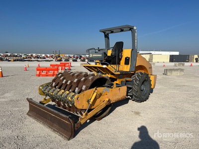 2015 Vibromax VM66 PD Compacteur à tambour à pieds dameurs