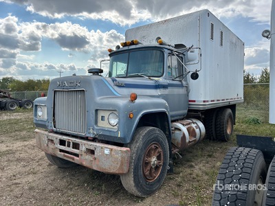 Mack 4x2 Van Truck