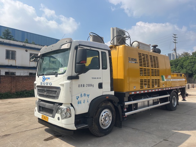2018 XCMG XZJ5210THB on 2018 howo ZZ5217N521GE1 4x2 Concrete Pump Truck