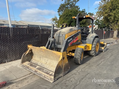 2022 John Deere 210L 4x4 Cargadora para trabajos de jardinería