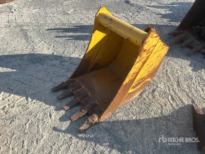 24 in Backhoe Loader Bucket - Fits John Deere