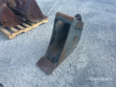 12 in Backhoe Loader Bucket - Fits John Deere