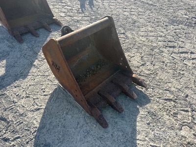 Wain-Roy 24 in Digging Excavator Bucket - Fits John Deere