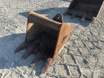 Wain-Roy 18 in Digging Excavator Bucket - Fits John Deere
