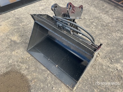 2025 GIYI GY-D5T 900 in Hydraulic Tilting Excavator Bucket - Fits 5 ton (Unused)