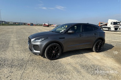 Jaguar E Pace 2.0D I4 CHEQUERED FLAG AUTO 4WD を見 SUV