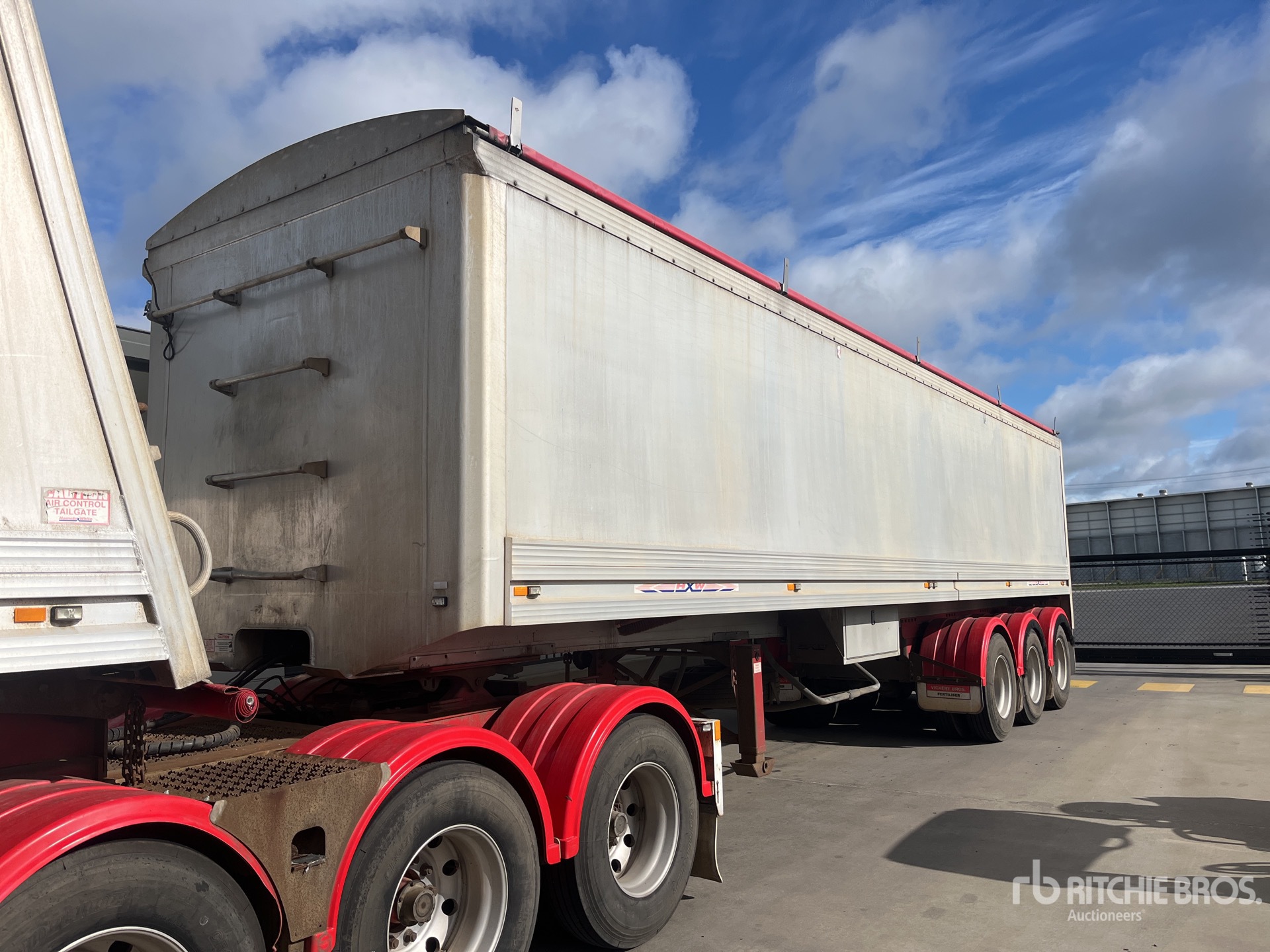 2013 MaxiTrans Tri/A End Dump Trailer