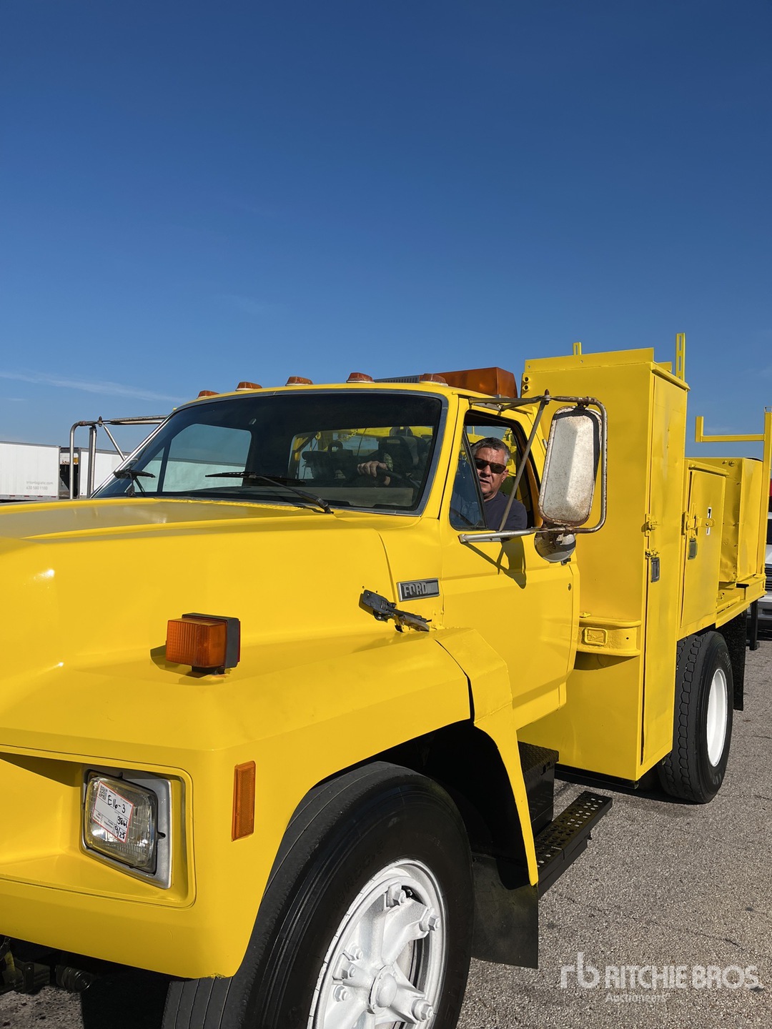 1985 Ford F-700 4x2 Roll-Off Truck