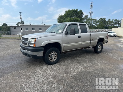 2004 Chevrolet Silverado 4x4 Extended Cab Pickup