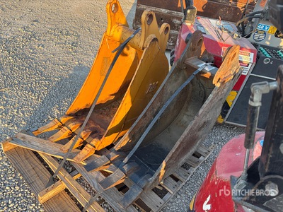 Quantity of (2) Digging 12 inch and 15 inch buckets Baggerlöffel