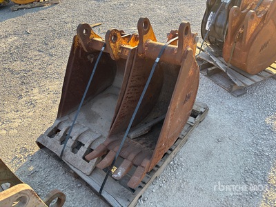 Quantity of (2) Digging 16 in and 24 in Digging Excavator Bucket