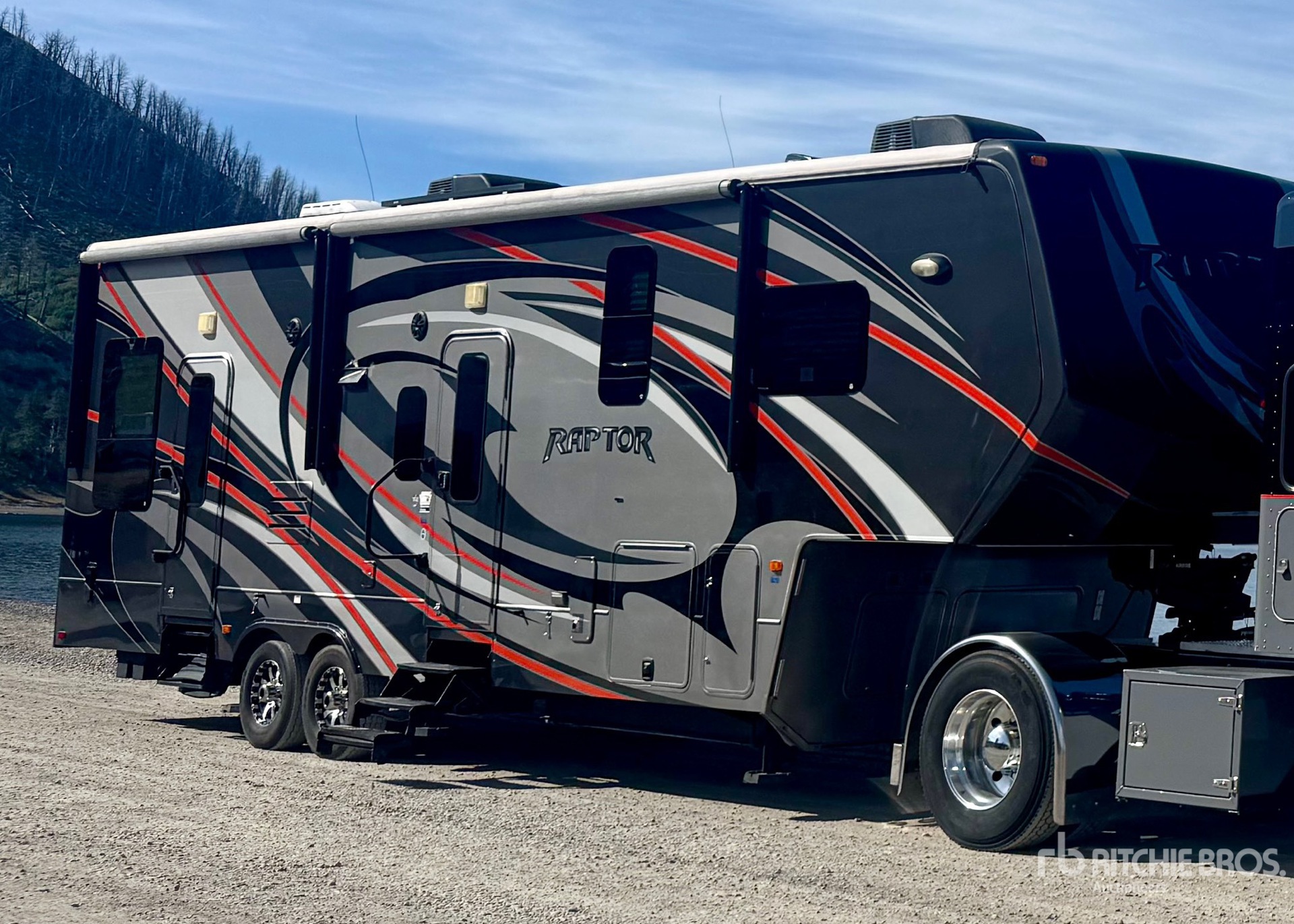 2013 Keystone Raptor 300MP 37 ft T/A Toy Hauler Przyczepa kempingowa