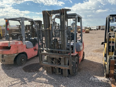 2001 Toyota 7FGU25 3750 lb Wózek widłowy (Inoperable)