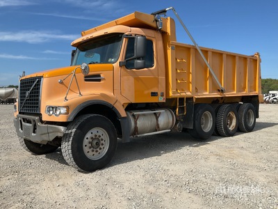 2005 Volvo VHD 8x4 شاحنة قلابة /ثلاثة محاور