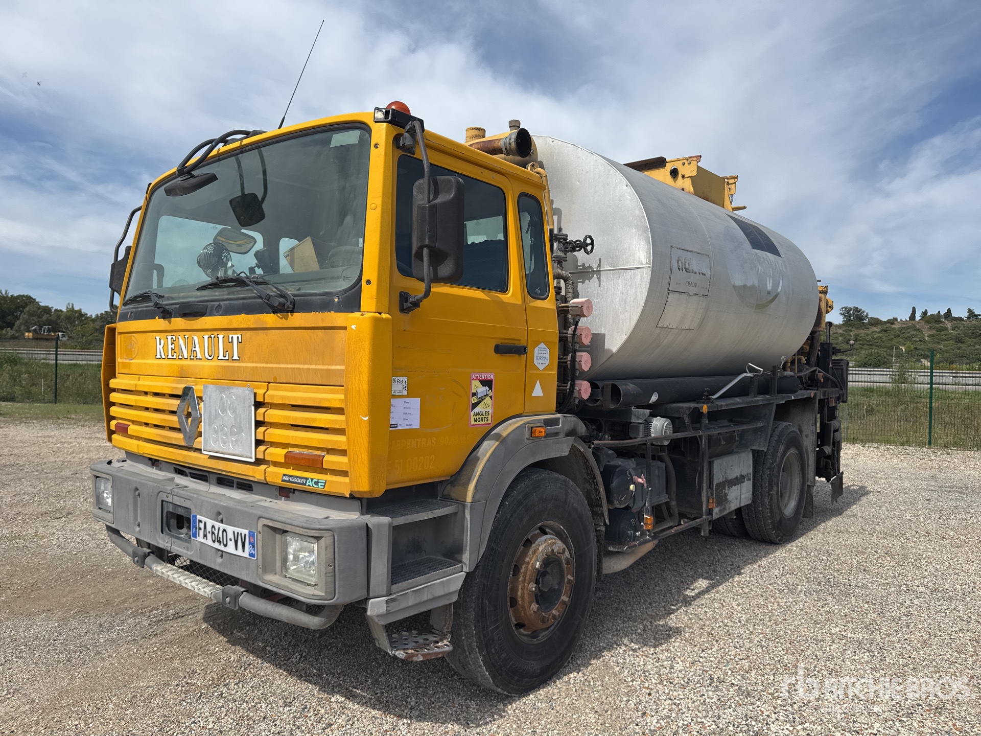 1995 Acmar on 1995 Renault 4x2 Crew Cab Repandeuse A Bitume Asphalt Distributor Truck
