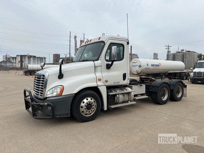 2016 Freightliner Cascadia 125 6x4 T/A Day Cab Truck Tractor