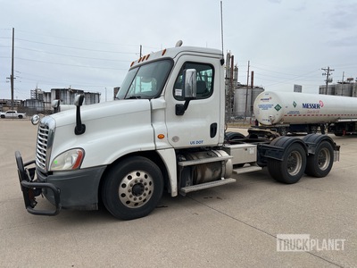 2016 Freightliner Cascadia 125 6x4 T/A Day Cab Truck Tractor