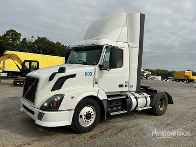 2015 Volvo VNL300 4x2 Day Cab Truck Tractor