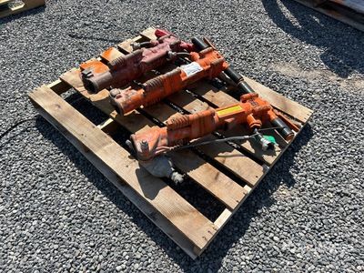 Quantity of (3) APT Pneumatic مهدم البنية