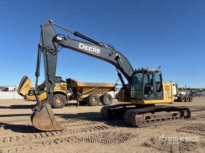 2013 John Deere 225D LC حفارة بجنزير