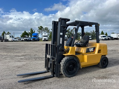 2006 Cat DP40K 8600 lb Pneumatic Tire Forklift