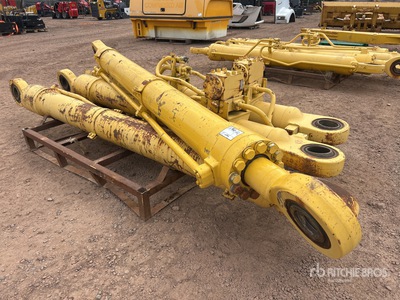 Quantity of (4) Hydraulic سلندر