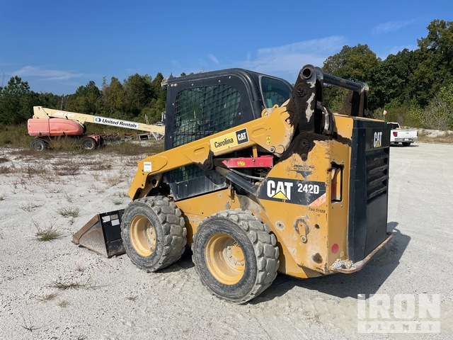 MINI CARGADOR SOBRE RUEDAS 2015 CATERPILLAR 242D