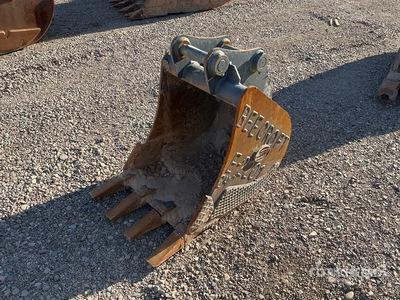 24 in Digging Excavator Bucket