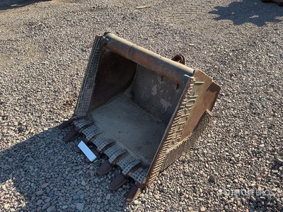 36 in Digging Excavator Bucket
