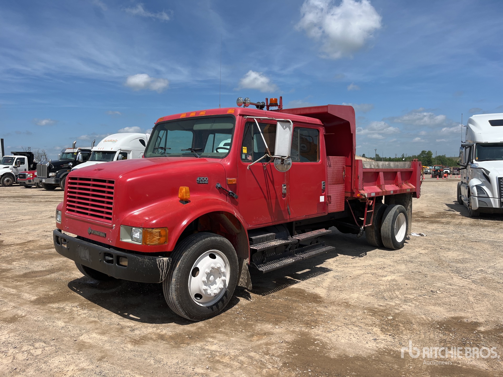 2002 International 4700 4x2 Crew Cab Dump Truck