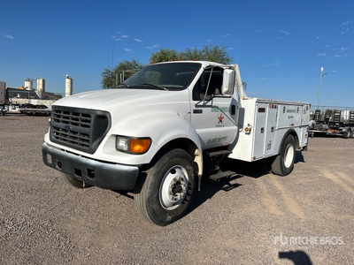 2000 Ford F-750 4x2 Utility Truck