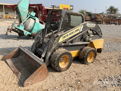2014 New Holland L225 Chargeuse à direction à glissement (Inoperable)