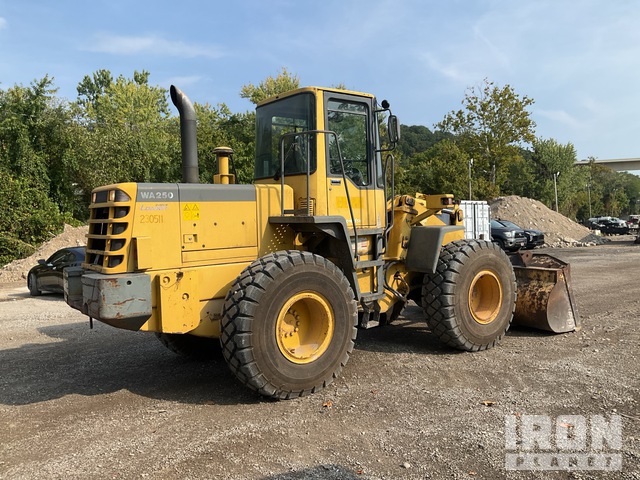 CARGADOR FRONTAL 2000 KOMATSU WA2503