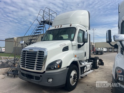 2017 Freightliner Cascadia 113 6x4 T/A Day Cab Truck Tractor (Inoperable)