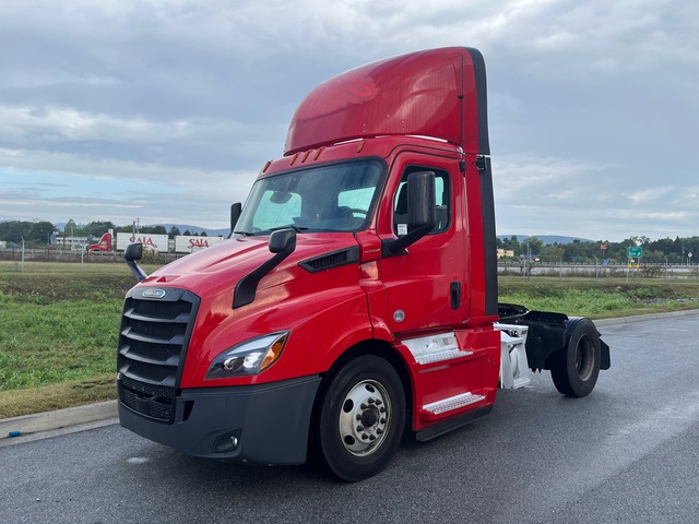 2019 Freightliner CA113 4x2 S/A Day Cab Truck Tractor 2019 Freightliner CA113 4x2 S/A Day Cab Truck Tractor