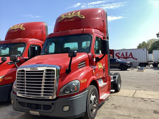 2018 Freightliner Cascadia 4x2 S/A Day Cab Truck Tractor 2018 Freightliner Cascadia 4x2 S/A Day Cab Truck Tractor