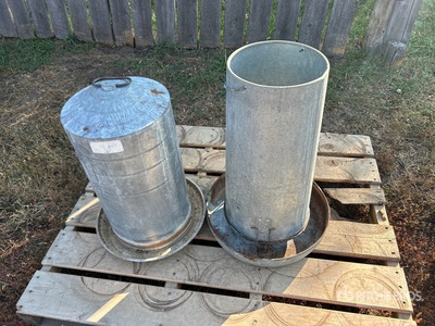 Quantity of (2) Galvanized Poultry Alimentador de ganado