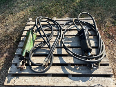 Quantity of (2) John Deere Cylinder Części hydrauliczne