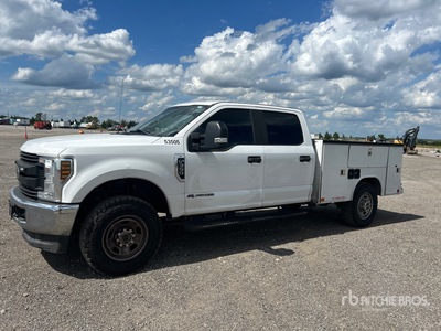 2019 Ford F-350 4x4 Crew Cab Utility Truck