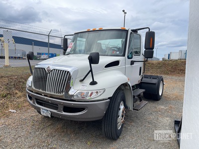 2004 International 4400 4x2 S/A Day Cab Truck Tractor