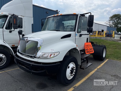 2010 International 4400 4x2 S/A Day Cab Truck Tractor