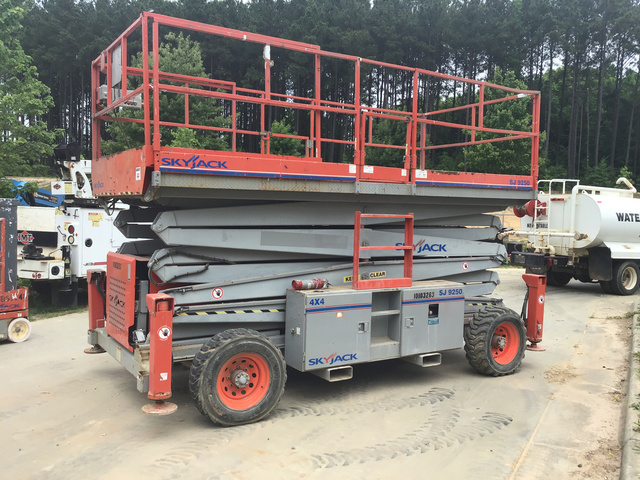 2012 Skyjack SJ9250 4WD Dual Fuel Scissor Lift