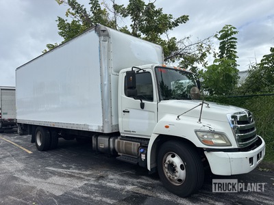 2013 Hino 268 4x2 Camion fourgon (Inoperable)