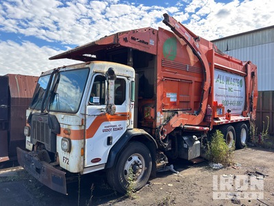 2018 Peterbilt 520 8x4 Front Loader Waste Collection Truck