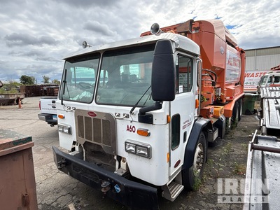 2015 Peterbilt 320 8x4 Side Loader Waste Collection Truck (Inoperable)